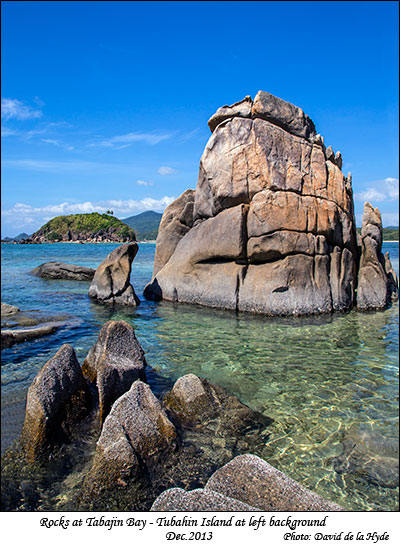 Rocks at entrance of Tabajin Bay - Tubahin Island in the left background