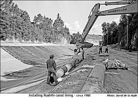 Lining the Ruahihi canal - 1980