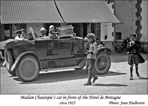 Madam Chautepie's car in front of the Hotel de Bretagna